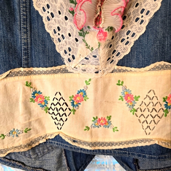 Shabby Chic, Upcycled Denim Vest, Large Blue Jean Vest, Grandmacore - Picture 6 of 6